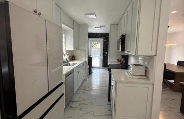 Bright, Modern Home Close to Great Beaches! - Foto 8