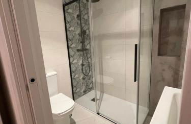 A 4 min andando del metro 3 habitaciones con baño privado - Foto 5