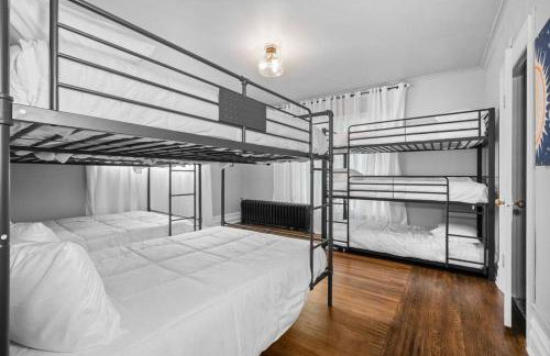 Historic Manor with 8 BDRMS 9 BATHS & 3 Kitchens - Foto 47