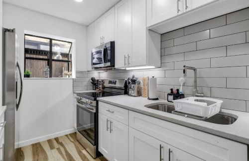 Arlington Entertainment District Home Green & White Door - Foto 46