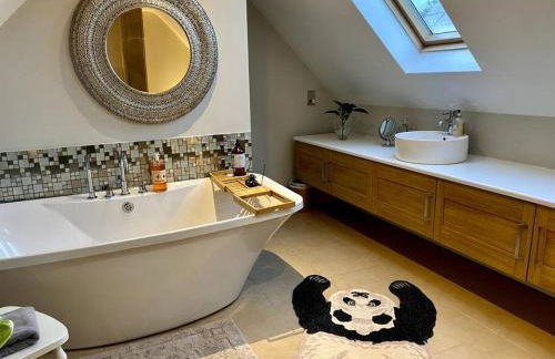 Historic Cotswold Chic Style for UK staycation - Photo 22