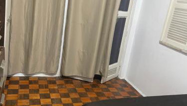 Quarto com sacada possui cama de casal, ventilador e guarda-roupa - Foto 5