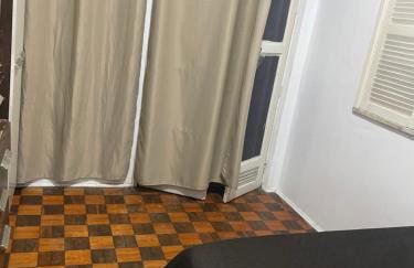 Quarto com sacada possui cama de casal, ventilador e guarda-roupa - Photo 5