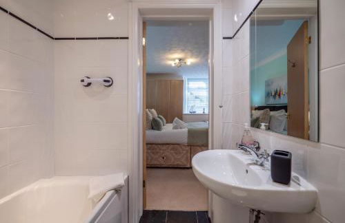 Coastal Escape with Balcony & River Dart Views - Foto 29