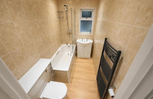 2 Bedroom-House-Sleeps 5 In Front Horley Station -Near Gatwick Airport - Foto 4