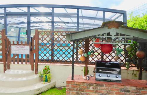 Simply the best ! 4 min walk to Beach, Pubs, Restaurants, Shops, Htd Pool, Hottub, Games rm, 1 acre Garden, BBQ's Coast to Coast cycle path, Beautiful, Bassets acre, Only six 1-3 bedroom SUPERB apartments, Free Parking and WIFI - Foto 18