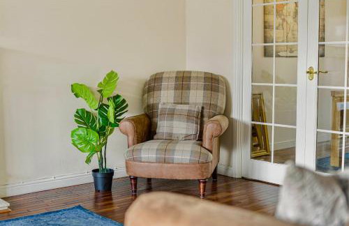 Spacious 4 Bedroom Warrington House with Free Parking Perfect for Contractors, Families and Business Guests - Foto 21