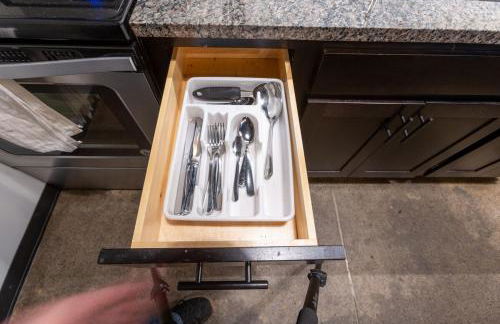 King Bed - Heart of PB - Jaw-Dropping Rooftop and Gym - Foto 3