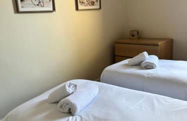 4 bedroom, sleeps 8, 30 seconds from beach, games table - Foto 16