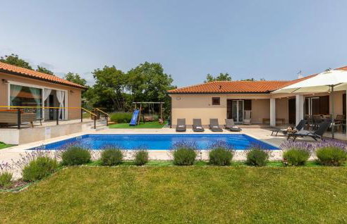 Beautiful Home In Kunj With Wifi - Photo 13