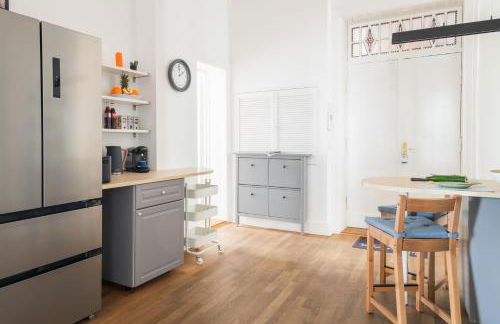 KAISER 02 by ROCKCHAIR Apartments l SUPERHOST Status l 3 Bedrooms Boxspringbeds 2 Bathrooms l Cozy Family & Business Flair 155 sqm 3 Balcony 2nd Floor Elevator up to 10 guests welcomes you! - Foto 19