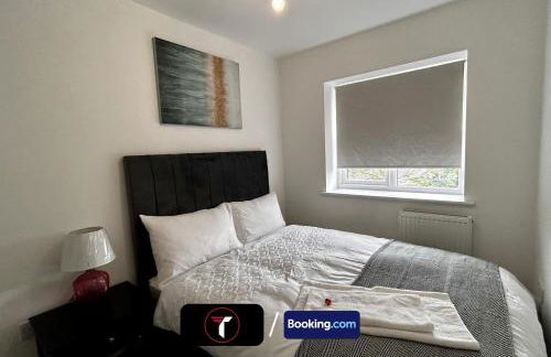 Spacious 4 Bedroom By Tara Stays Short Lets & Serviced Accommodation Aldershot With Free WiFi & Garden - Foto 11