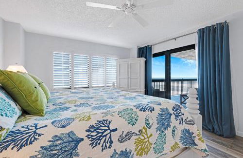 Oceanfront with great beach views from all rooms & balcony, heated pool, and garage - Photo 2