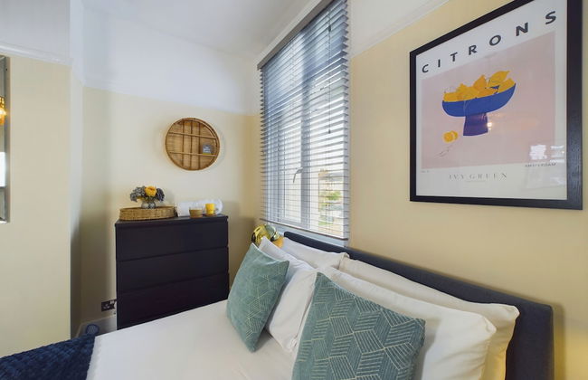 Seaside Haven Retreat in Southend - Photo 5