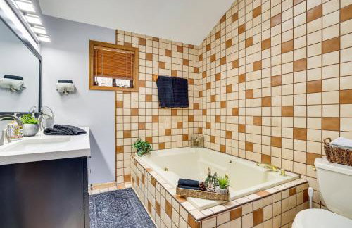 Pocono Pines Home with Private Hot Tub! - Foto 12