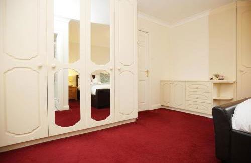 Is Y Coed Place By N And N Stays Ltd, Spacious 5 bed house in Wenvoe Cardiff, With Free Private Parking, Garden and WIFI - Photo 41