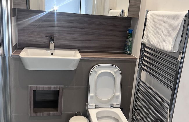 Lovely 1-bedroom With Private Balcony Near Barking - Foto 8