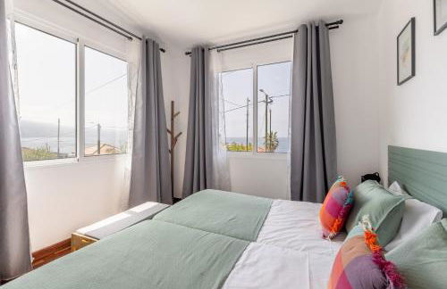 Coastal São Vicente Mountain & Sea View Hideaway with Free Parking - Foto 9