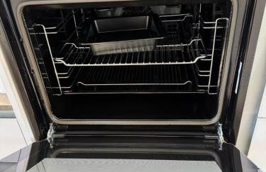 Three-bedroom modern family home by the pond with free parking - Photo 43