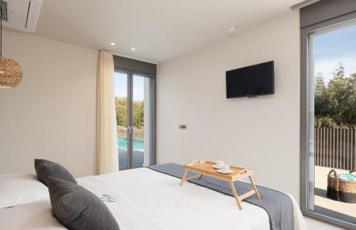 Athina Luxury Villa, with Pool & Walk to the Beach, By ThinkVilla - Foto 33