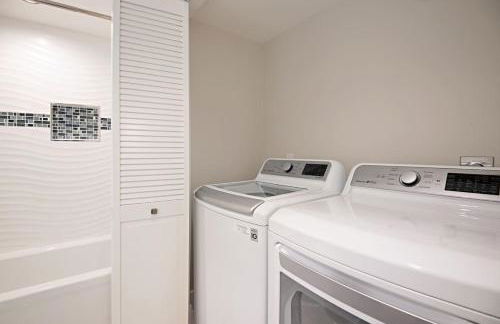 Chic Upstairs Condo Steps from Strands Beach - Foto 20