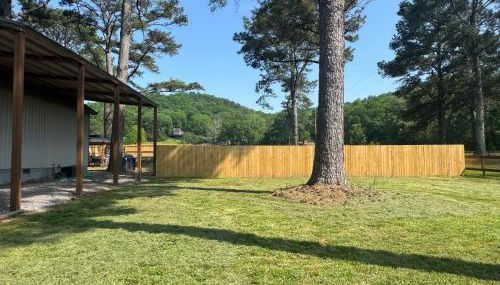 Rustic Chic Alabama Cabin w Loft Fire Pit Pet Friendly Fenced Yard Lake Guntersville - Coco Chateau - Foto 4, Garden, Garden view
