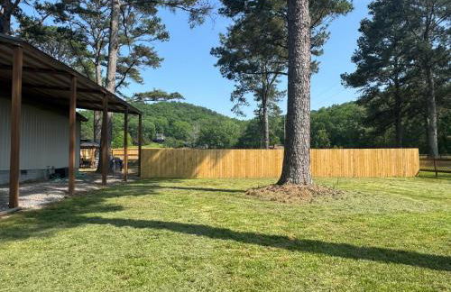 Rustic Chic Alabama Cabin w Loft Fire Pit Pet Friendly Fenced Yard Lake Guntersville - Coco Chateau - Foto 4