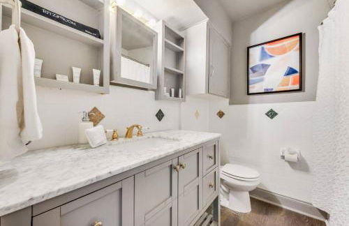 Spacious Dallas 2BR Poolside Escape - Foto 11