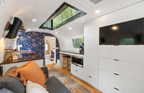 Luxury Airstream w hot tub, king bed, & grill - Foto 25