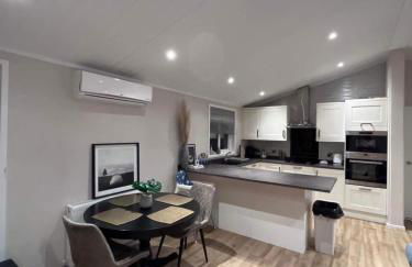 Family home in Billing aquodrome northampton sleeps up to 6 - Photo 6