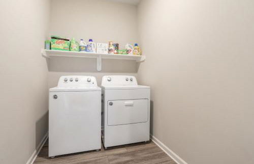 5BR 3BA Waterfront Home Near Highway and Area Attractions - Foto 13