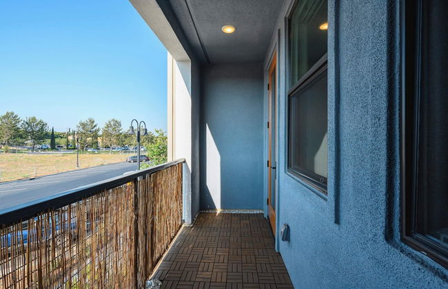 Chic Modern Retreat With Stunning Views 1360 Sqft - Photo 53