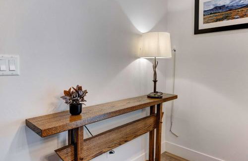 Scenic Modern Home with Private Patio & Fireplace - Foto 11