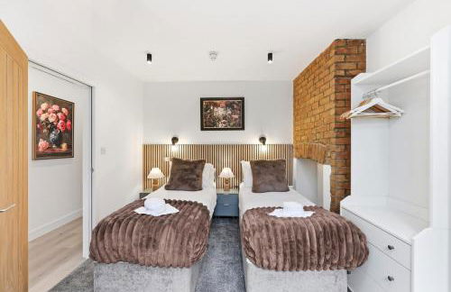 Unique 5 Bedroom 4 Bathroom House with Self-Contained-Studio - Excellent Location - Pool Table, Super-Fast Wifi, Smart TV and Self-Check-In by Yoko Property - Photo 3