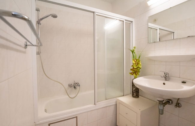 Marlene with parking and shared pool - Photo 3