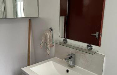 LARGE SELF CATERING HOUSE WITH WiFi CLOSE TO TRANSPORTS - Photo 43