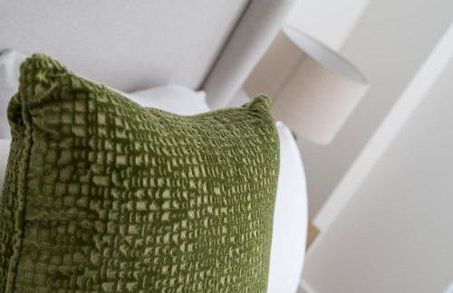 Modern Canal-Side Apartment in Milton Keynes - Photo 37