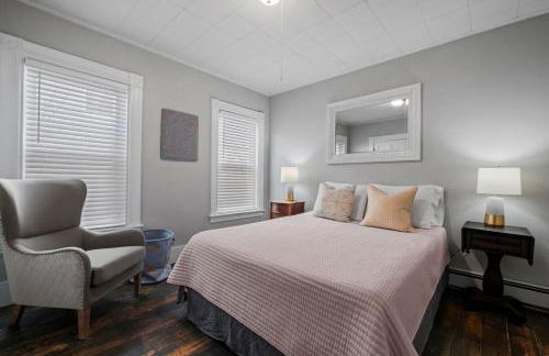 Stylish First Floor Apartment w Private Front Porch - Photo 12