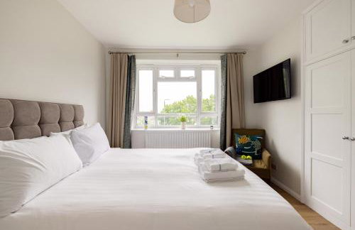 PenthouseStays Wimbledon - Chic 2 Bedroom King Bed Apartment with Balcony - 2 mins from Wimbledon Tennis Club and Museum - AELTC - Foto 1