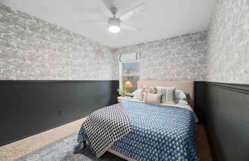 Sunny 4BR with Backyard Oasis - 15 Min to Lakes - Foto 21