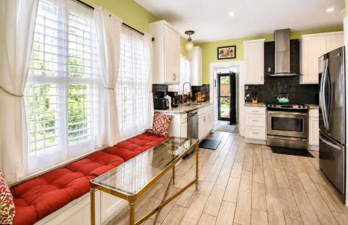 Charming home with pool, enclosed yard, patio & great Woodlawn Lake location - Foto 54