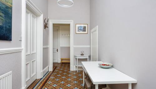 A two bedroom apartment - Victorian Villa at 8 Priestfield Road - Foto 3