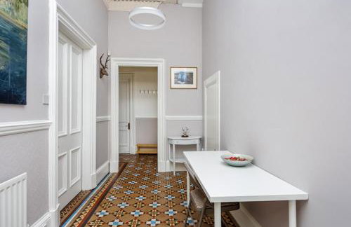 A two bedroom apartment - Victorian Villa at 8 Priestfield Road - Foto 3