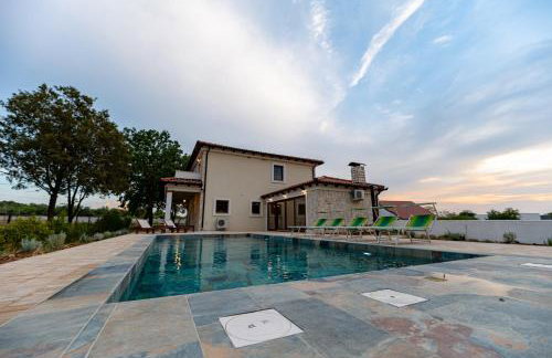 Villa Pietro with a heated Saltwater pool - Photo 35