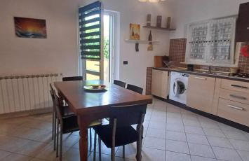 Charme rustico con ampio giardino e piscina con due camere - Foto 4