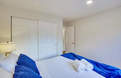 Modern Kirkland Home with Sauna and Outdoor Fireplace - Foto 20