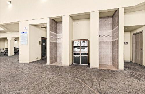 Majestic Lake Views Studio 2-Queen Beds and Heated Pools - Foto 10