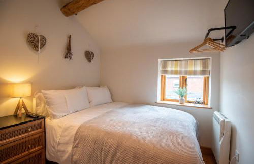 Bramble Cottage - Cosy 2 Bed With Deluxe HOT TUB & Log Burner - Photo 6