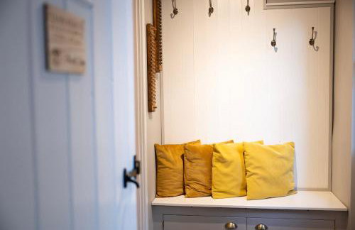 Charming 3BR Cottage Sleeps 8 - 15 Mins to Centre - Foto 19