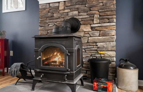 Dog-Friendly w Hot Tub, Fire Pit & River Access - Photo 5